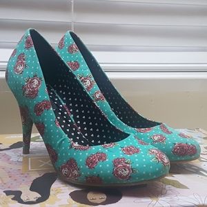 Size 7 Iron Fist "scary prairie" print pump